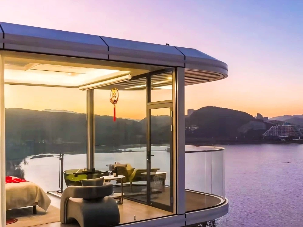 Who are suitable for living in space capsule houses?